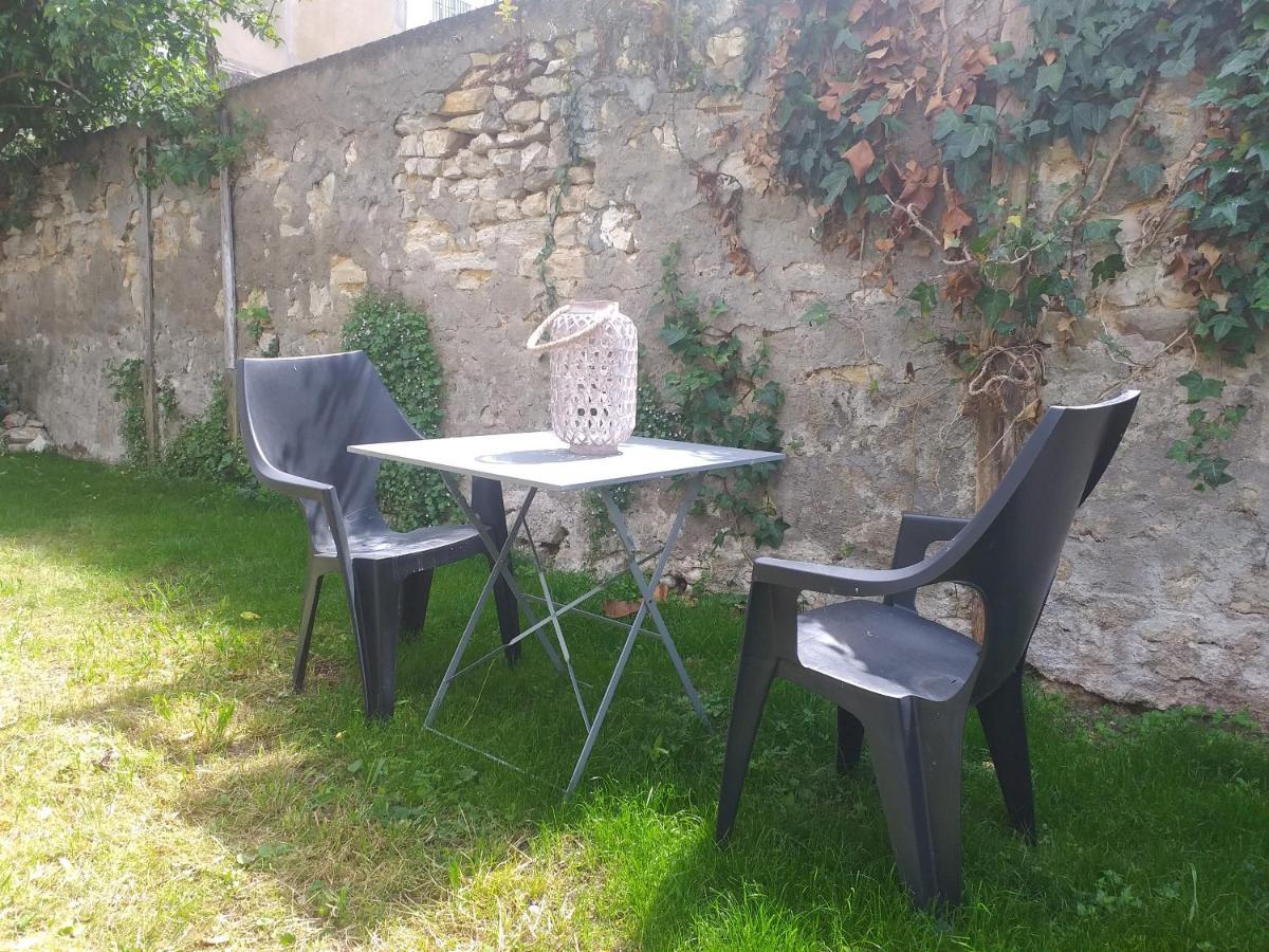 Les Volets Bleus - Deux Appartements Et Un Studio, Jardin ブールジュ エクステリア 写真