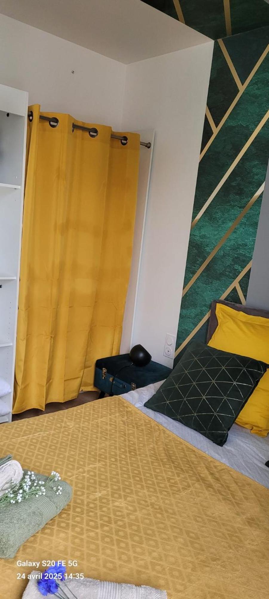 Les Volets Bleus - Deux Appartements Et Un Studio, Jardin ブールジュ エクステリア 写真